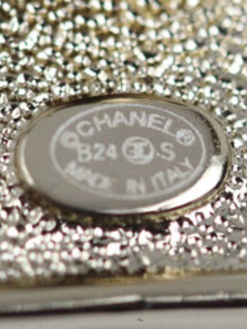 #134 - CHANEL Metal Strass Pin Brooch ABD441, pink bag with rhinestones - Picture 7 of 12